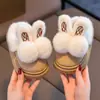 2026 Novos Sapatos de Algodão para Crianças Inverno Sensação de Pisar em Merda Interno Externo Aconchego Espessado para Crianças Maiores Bebês Pantufas de Algodão