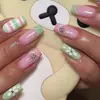 Uñas cuadradas de color verde pálido a rayas con pequeñas flores blancas y detalles de diamantes, uñas vestibles, uñas postizas removibles, producto terminado