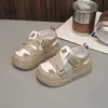 Sandalias de Moda para Niños 2026 Verano Nuevo Estilo Niños y Niñas Calados Zapatos de Playa Bebé Cómodos Versátiles Zapatos de Suela Suave Modernos