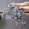 Roupas de Inverno para Crianças Forradas com Fleece e Espessadas Quentes Roupas de Casa 2025 Inverno Novo Lindo Bebê Pijama de Algodão Conjunto de Duas Peças