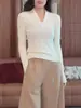 Elegante camiseta base de punto con patrón de espina de pez para mujer, cuello en V, moderna y versátil, top ajustado, nuevo suéter interior de otoño e invierno