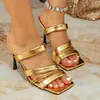 2026 Sandália Plataforma Feminina Quadrada Aberta Salto Agulha Dourada Plissada Acolchoada Tira Larga Sem Costas Sapatos de Festa