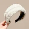 Nueva diadema de ala ancha 2026 para mujer, diseñada para levantar la línea del cabello y mantener el cabello en su lugar mientras te lavas la cara, con un estilo retro adecuado para otoño e invierno, y ofreciendo un aspecto sofisticado