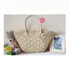 Fabricantes de artesanía hueca doble-abanico con mango de cuero una flor bolso de hombro tejido de paja de moda bolso de ganchillo
