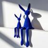 Adornos de Conejo de Peluche Azul Klein en Postura Sentada con Pies Colgantes Celebridad de Internet Sala de Estar Mueble de TV Bar de Vino Decoraciones para el Hogar