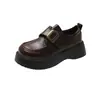 Zapatos de cuero gruesos de estilo británico color café para mujer que aumentan la altura, nuevo modelo de otoño 2026, versátiles con faldas, mocasines Mary Jane