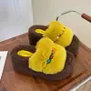 2026 Invierno Nuevo Estilo Hogar Peludos con Perlas Retro Suela Gruesa Pantuflas de Algodón para Interiores para Mujer, Uso en Exteriores, Beige de Moda
