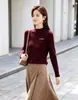 Camiseta base de punto de terciopelo Andy de tres hilos con cuello semi-alto para mujer, nueva ropa interior elegante de otoño e invierno con puños con abertura y detalles de cuentas.
