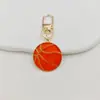 Chaveiros de liga metálica de bolas esportivas mais vendidos em todo o mundo em formato de futebol, basquete e vôlei, pingentes para mochila escolar, pequenos presentes
