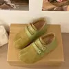 2026 Sapatos de Mary Jane Confortáveis Estilo Coreano Estilo Birkenstock Sapatos de Sola Única para Mulheres, com design de fenda dividida artificial, cobertura total, novo estilo casual de camurça, retrô, versátil e adequados para o outono