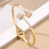 Pulsera de acero inoxidable de comercio exterior transfronteriza con incrustaciones completas de diamantes para mujer, estilo europeo y americano, pulsera de acero de titanio impermeable y que no pierde el color, disponible para venta al por mayor