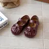 Sapatos de Couro Plissados Estilo Francês para Meninas 2026 Outono Novo Estilo Coreano Sapatos de Princesa com Laço para Meninas Sapatos de Salto Baixo