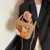 La popular bolsa tejida a mano de este año para mujer 2025 verano nuevo bolso de mano nicho bandolera cubo de paja