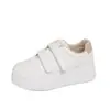 Tênis com Solas Macias, Sapatos Casuais Esportivos, Sapatos Brancos com Solado Grosso para Aumentar a Altura para Mulheres, Couro Genuíno, Novo Modelo Primavera e Outono 2026, Temporada de Primavera, com Tiras de Velcro