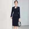 Traje de Instrutora: Traje de Professor para Provas de Arte, Roupa de Trabalho para Transmissão e Apresentação, Coleção Outono 2026, Terninho Cinza Profissional com Saia
