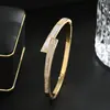 Pulsera de Mano Personalizada de Zirconia Micro-Pavé con Electrochapado de Oro Real para Mujer, Pulsera de Uñas de Mariposa con Letra H de Alta Gama, Pulsera de Lujo Accesible