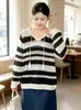 Camisa feminina plus size com decote V, estampa tie-dye listrada, outono 2026, tricô vazado soltinho para mulheres plus size