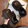 Estilo Britânico Retrô Cabeça Grande Sapatos Pequenos de Couro Feminino 2026 Outono Novo Sola Grossa Versátil Sapato Social com Cadarço Aumenta Altura Sapatos Únicos
