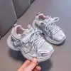 Tênis esportivos para meninas, nova coleção primavera 2026, tênis de corrida para crianças, sola macia, antiderrapante, durável, para crianças mais velhas, tênis "dad shoes" da moda