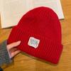Chapéu vermelho feminino de lã tricotada para o rosto pequeno chapéu de proteção para orelhas quentes de outono e inverno chapéu novo estilo baotou