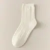 Calcetines de color liso con botones hasta media pantorrilla para mujer, otoño e invierno, en un estilo simple, elegante y colegial, con una mezcla de algodón y un diseño largo y con volantes.