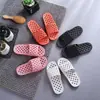 Sandalias de casa para mujer con huecos verano interior casa baño ducha suela suave simples pantuflas de pareja para hombre venta al por mayor