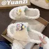 Pantufas de pelúcia fofas de desenho animado com solas macias, novo estilo outono/inverno 2026 feminino, pantufas de casa energéticas e aconchegantes para aquecimento