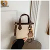 Nova bolsa cesta de couro fosco vintage para mulheres, bolsa transversal de design único, bolsa de mão versátil para o dia a dia com um toque de luxo