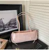 Bolsa de Ombro Retro de Nicho para Mulheres 2025 Novo Modelo com Pingente Bolsa de Mão para o Dia a Dia Bolsa de Ombro Bolsa Baguete de Camurça