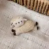 Broche fofo de ovelhinha 3D de pelúcia, um alfinete de animal doce e adorável para meninas, perfeito para bolsas, como um broche de amizade ou como um acessório decorativo para mulheres