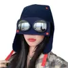 Nuevo sombrero de otoño e invierno estilo japonés para mujer, sombrero cálido con forro polar y gafas, sombrero versátil a prueba de viento y protector de orejas estilo aviador