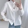 Camisa floral bordada branca para mulheres, de manga comprida, corte solto, com colarinho de lapela e botões coloridos, top artístico e fresco para usar em camadas