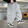 Calça de moletom larga com forro de fleece para meninos, corte curvo, Outono/Inverno 2026, Nova calça esportiva infantil de peça única com fleece, espessa