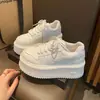Zapatillas deportivas blancas de suela gruesa con trébol de cuatro hojas 2026 primavera nuevas versátiles plataforma elevadora de altura deportivas casual para mujer
