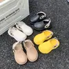 Sapatos infantis respiráveis com furinhos, não abafam, várias cores disponíveis, sandálias versáteis