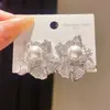 Brincos de Tarraxa Flor de Zircônia Pérola Banhados a Ouro Real 18k Agulha de Prata Brincos Retrô Europeus e Americanos Ornamentos de Orelha de Luxo Leve de Alta Qualidade para Mulheres