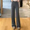Pantalones casuales grises, ligeramente acampanados para mujer, nuevo estilo de otoño, diseñados para figuras tipo pera, corte holgado, efecto adelgazante y con un diseño moderno, fluido y de pierna recta.