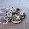 Zapatos Deportivos para Niños 2025 Verano Nuevo Estilo Zapatos Casuales para Niños y Niñas Zapatos para Correr de Estudiante Niños Medianos y Grandes Zapatos Versátiles de Papá