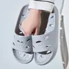 Sandalias tipo chancla de oso de dibujos animados simples con múltiples agujeros para drenaje, suaves y cómodas para hombres y mujeres, adecuadas para el uso diario y el lavado, disponibles en grandes cantidades