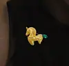 Broche Nuevo Elegante de Gama Alta Cabeza de Caballo Oro Mate, Diseño Creativo de Nicho con Sentido de Sofisticación, Broche Zodiaco Caballo con Piedra Incrustada Venta al por Mayor