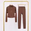 Conjunto Lulu Df de Chaqueta Corta con Cuello Alto y Pantalones Cropped con Etiqueta, En Stock Envío Directo, Corte Ajustado Cuello Alto, Cremallera Dorada Elástica