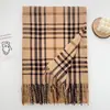 Cachecol xadrez de cashmere sintético estilo britânico, unissex, para outono e inverno, com franjas, versátil, quente, à prova de vento e exala uma vibe sofisticada