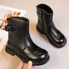 Sapatos Casuais Versáteis da Moda para Meninas 2026 Outono/Inverno Novos Sapatos de Couro Pequenos Estilo Britânico com Solado Macio Botas Confortáveis de Cano Médio