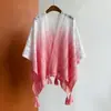 Chal de flecos con degradado rosa y blanco etéreo, capa tejida hueca dulce estilo coreano para vacaciones en la playa y protección solar