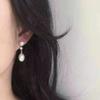 Pendientes largos elegantes de estilo retro francés de Hong Kong con perlas de plata S925, hechos a mano y a juego.