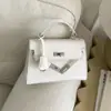 Bolso de mano casual de moda transfronterizo tipo Kelly para mujer 2026 nuevo bolso de hombro versátil y simple bolso cruzado de alta calidad