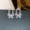 Silueta de Mariposa entre Flores~ Pendientes de Mariposa de Zirconia y Perla, Clavos Minimalistas de Nicho, Pendientes de Moda de Alta Gama para Viajes de Negocios para Mujeres