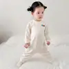 Novo macacão de seda para primavera e outono para bebês, com design ombro a ombro, mangas compridas, estilo pullover e pode ser usado como roupa de engatinhar, pijama ou body.