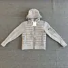 Jaqueta de algodão com mangas de tricô patchwork com capuz da marca M combinada com jaqueta quente para atividades ao ar livre com bolsos com zíper estilo luxo leve para o dia a dia