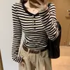 Camiseta Listrada Color-Block de Manga Longa para Mulheres 2026 Nova Coleção Primavera e Outono Slim Fit Ombro Normal Curta Versátil Camisa Base Top